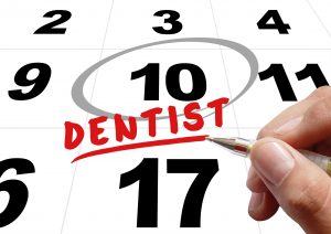 Una persona anota en su calendario la cita con el dentista